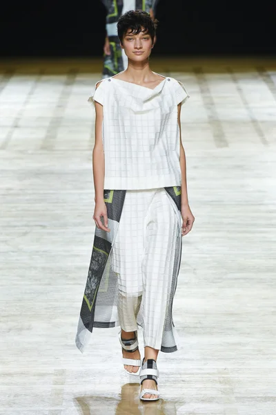 Look 32